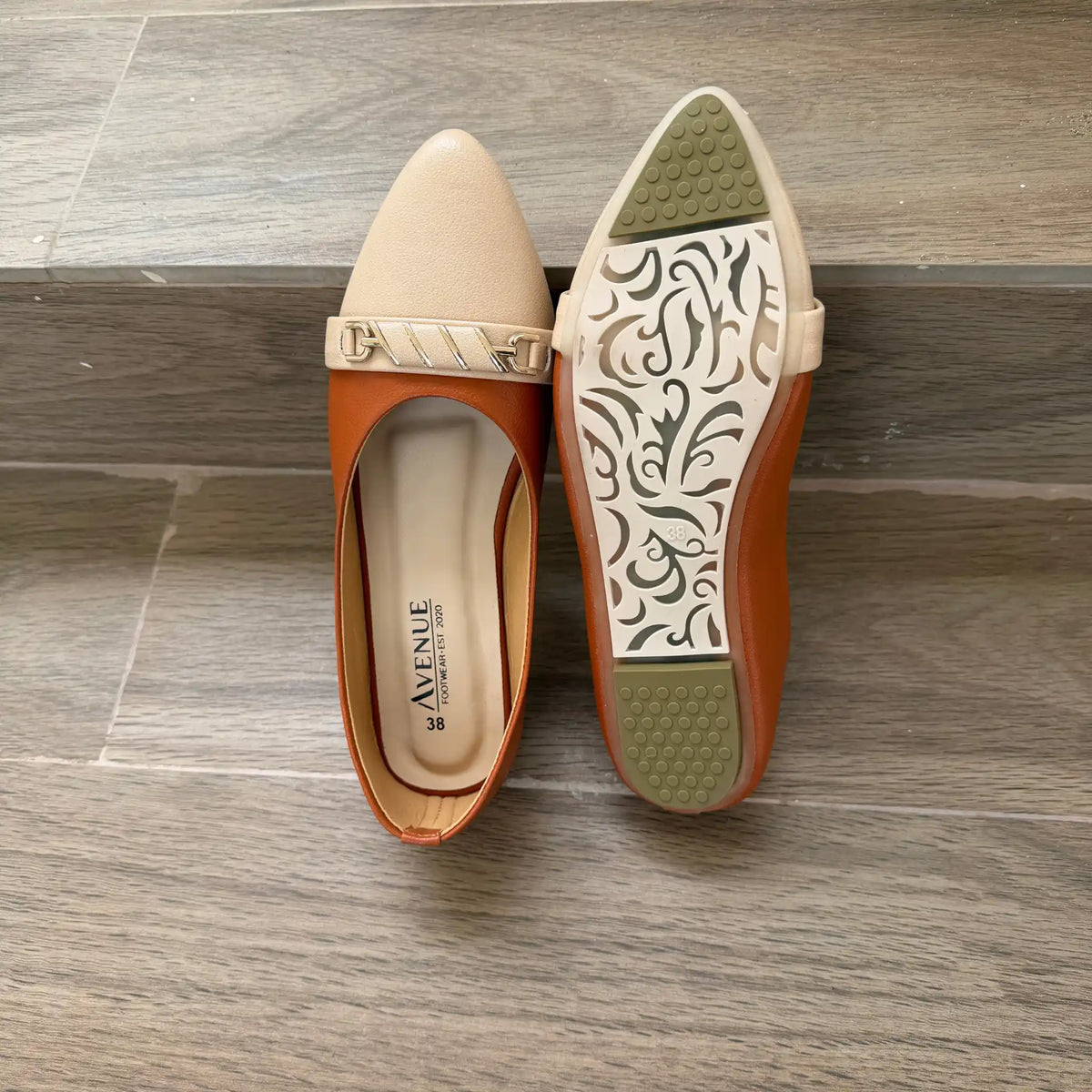 The Perfect Blend of Comfort and Style: Avenue Two-Tone Flats 202601